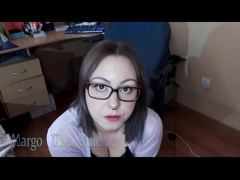 ❤️ Σέξι κορίτσι με γυαλιά πιπιλίζει Dildo βαθιά στην κάμερα ❤❌ Απλά πορνό ️