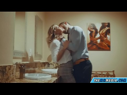 ❤️ Όταν μια πλούσια ξανθιά σε αποπλανεί σε μια δημόσια τουαλέτα ❤❌ Απλά πορνό ️